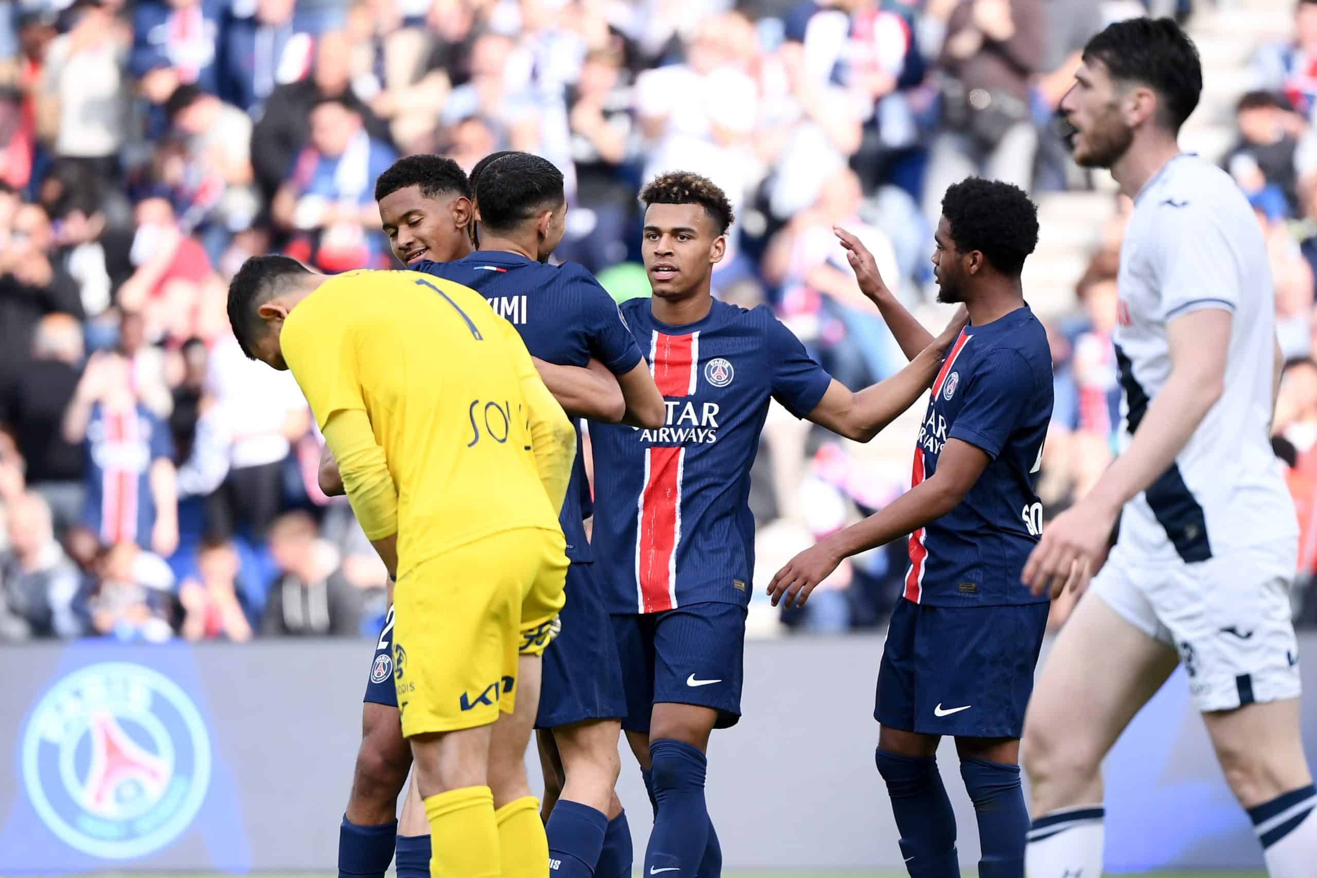 La joie des Parisiens après l'ouverture du score de Désiré Doué.