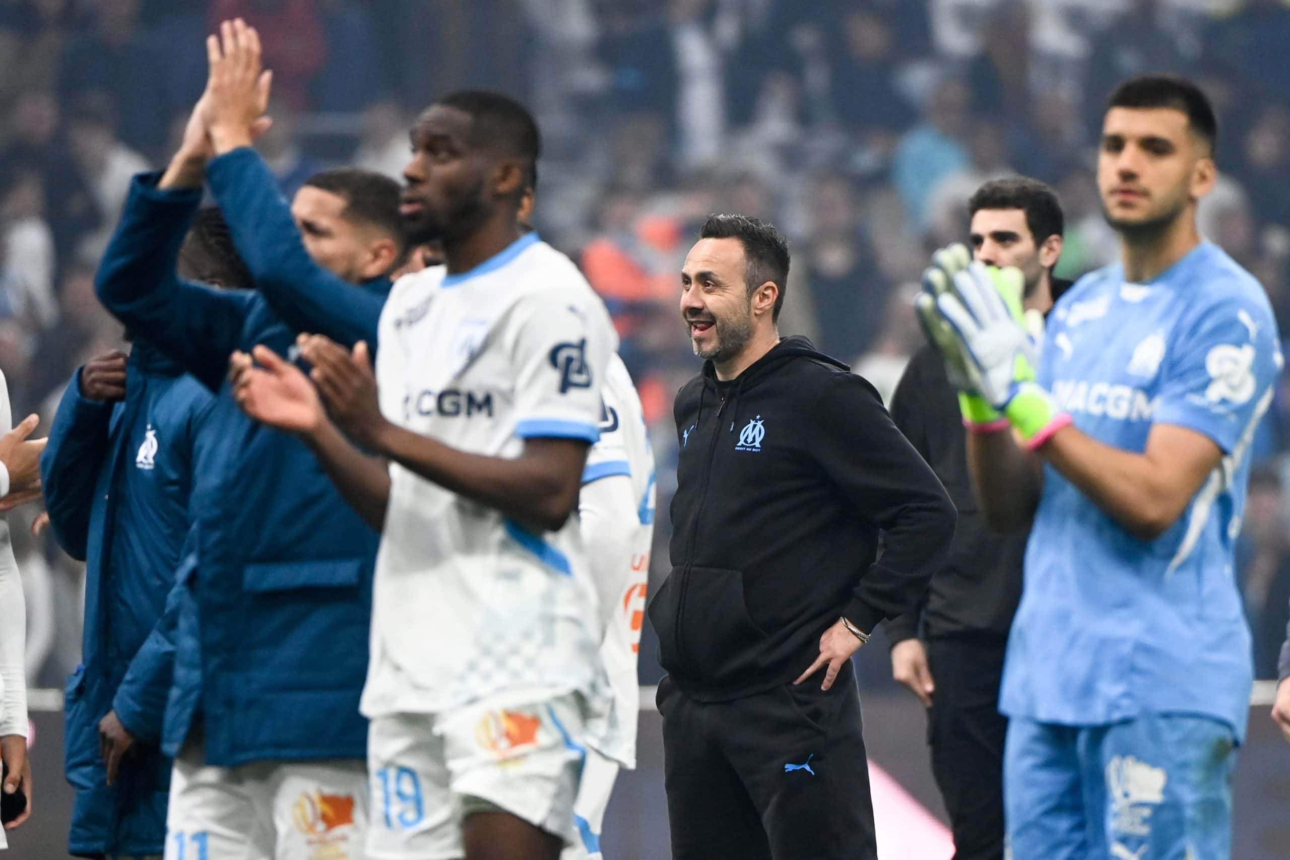 Roberto De Zerbi et les joueurs saluent le public après OM - MHSC.