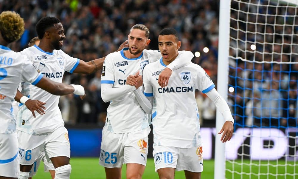Adrien Rabiot félicitant Mason Greenwood après un but de l'Anglais lors d'OM-Montpellier (5-1).