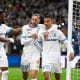 Adrien Rabiot félicitant Mason Greenwood après un but de l'Anglais lors d'OM-Montpellier (5-1).