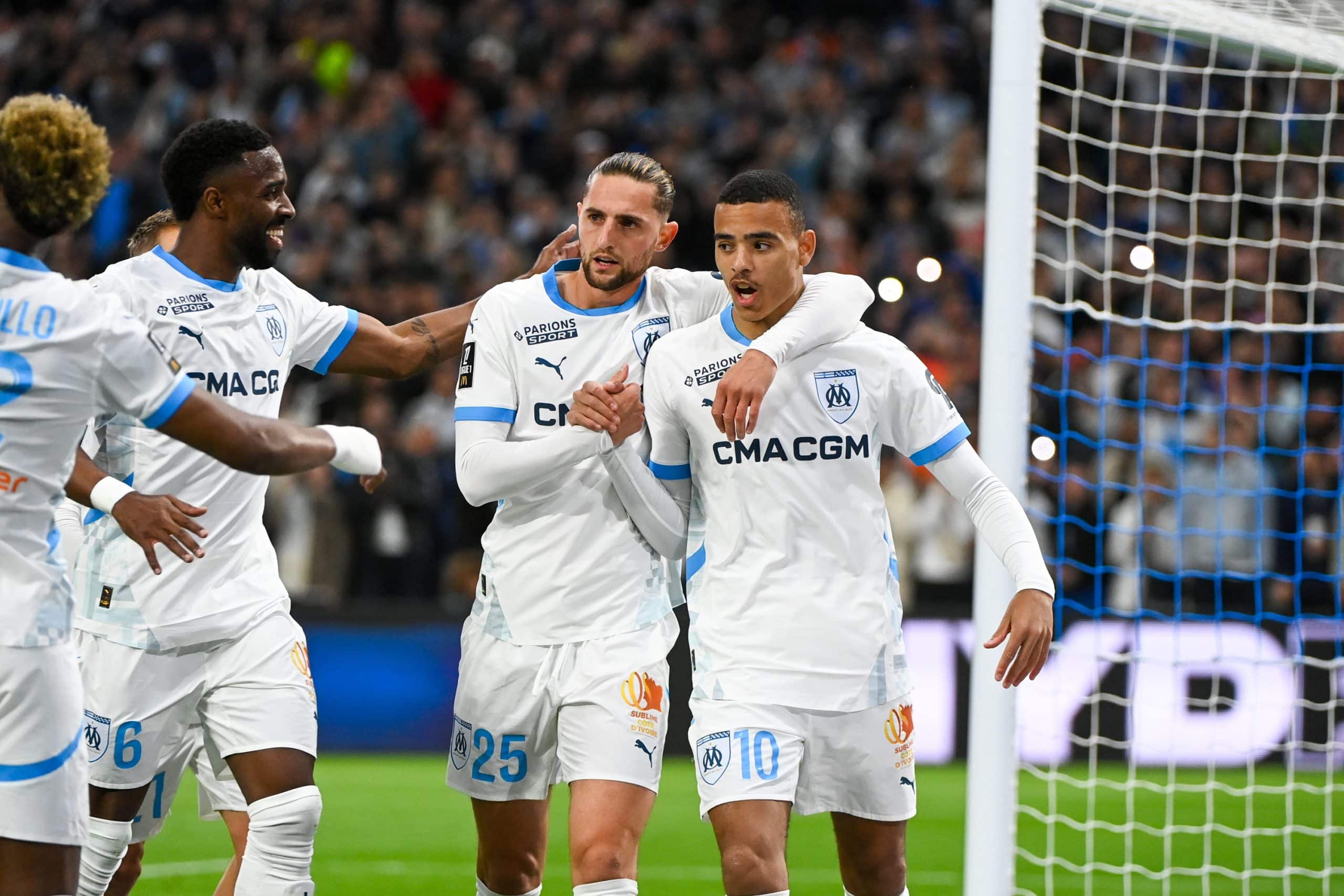 Adrien Rabiot félicitant Mason Greenwood après un but de l'Anglais lors d'OM-Montpellier (5-1).