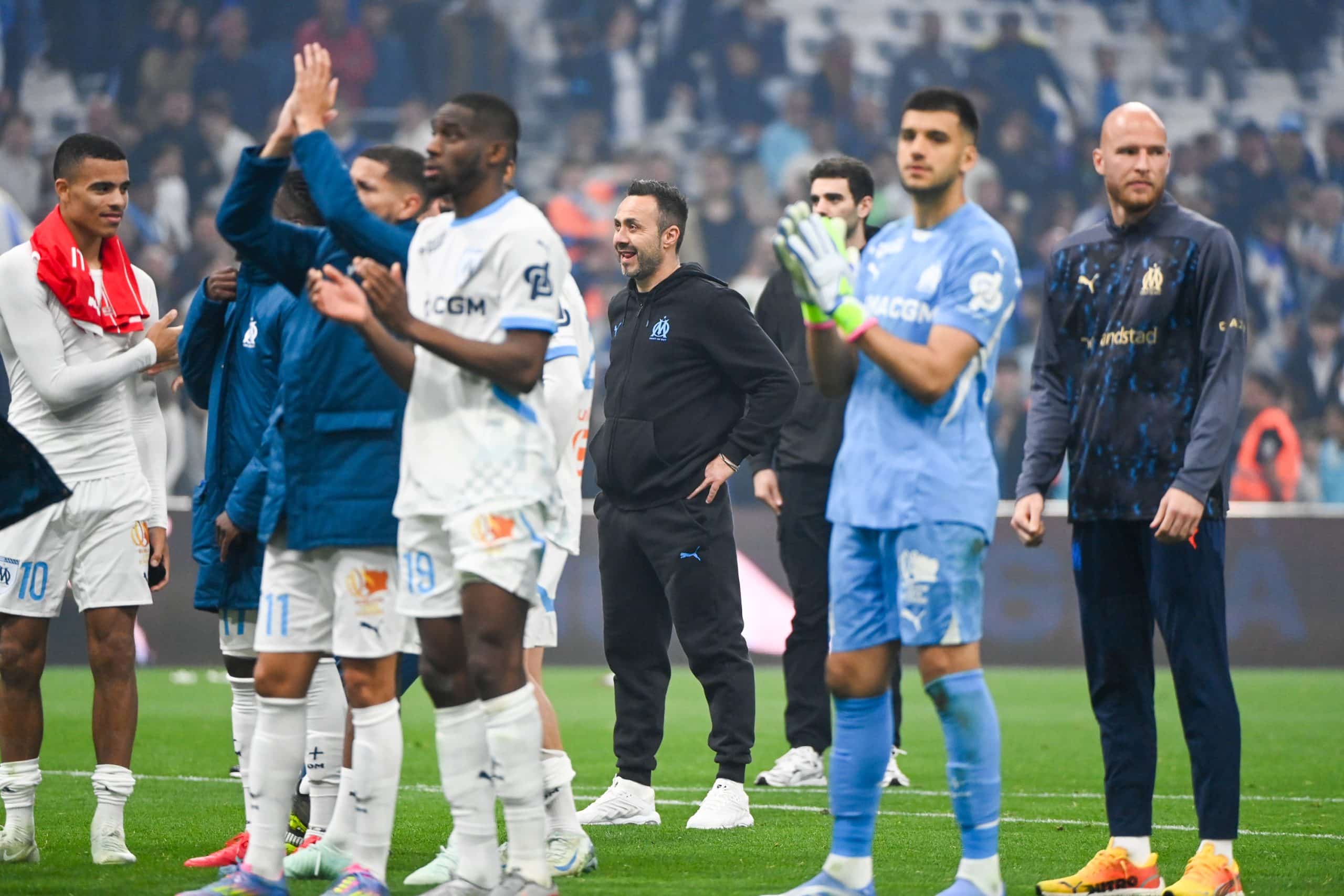 Roberto De Zerbi aux côtés de ses joueurs