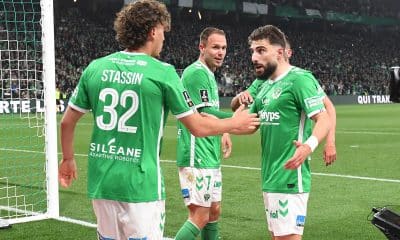 Zuriko Davitashvili, l'ailier de l'ASSE, félicite Lucas Stassin
