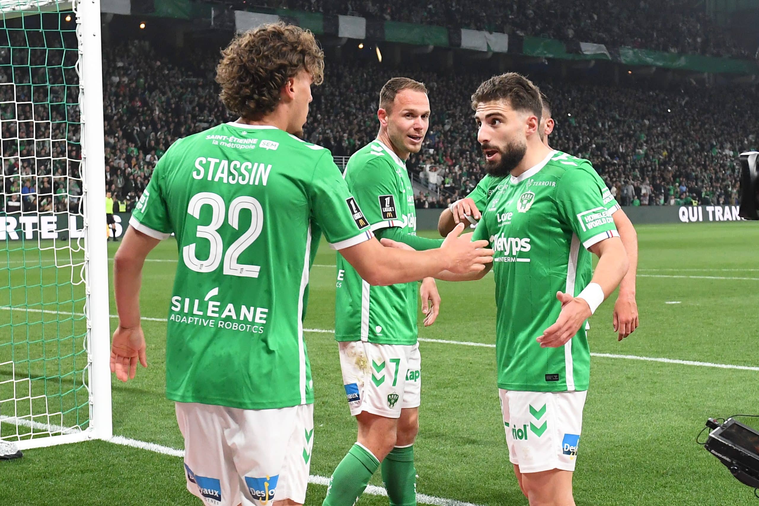 Zuriko Davitashvili, l'ailier de l'ASSE, félicite Lucas Stassin