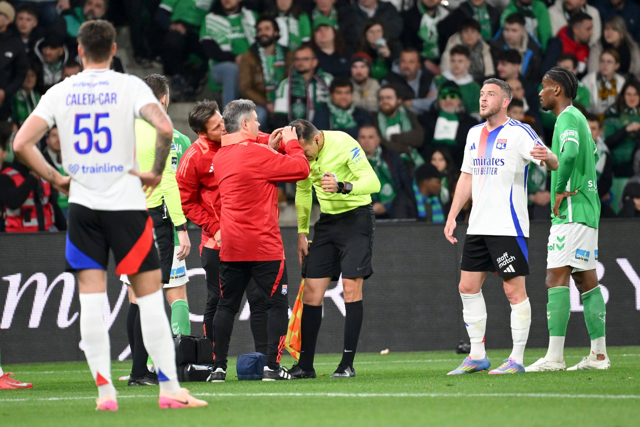 Le juge de ligne blessé lors du derby entre l'ASSE et l'OL.