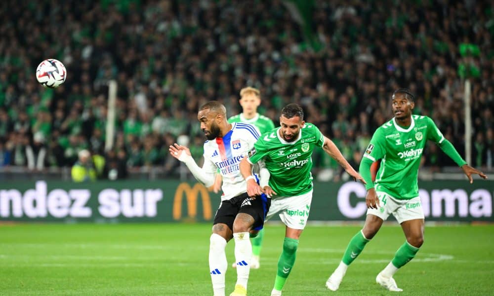 L'attaquant de l'OL Alexandre Lacazette à la lutte avec le Stéphanois Florian Tardieu.