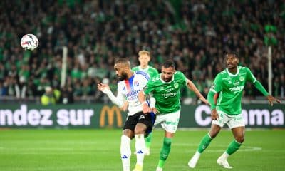 L'attaquant de l'OL Alexandre Lacazette à la lutte avec le Stéphanois Florian Tardieu.