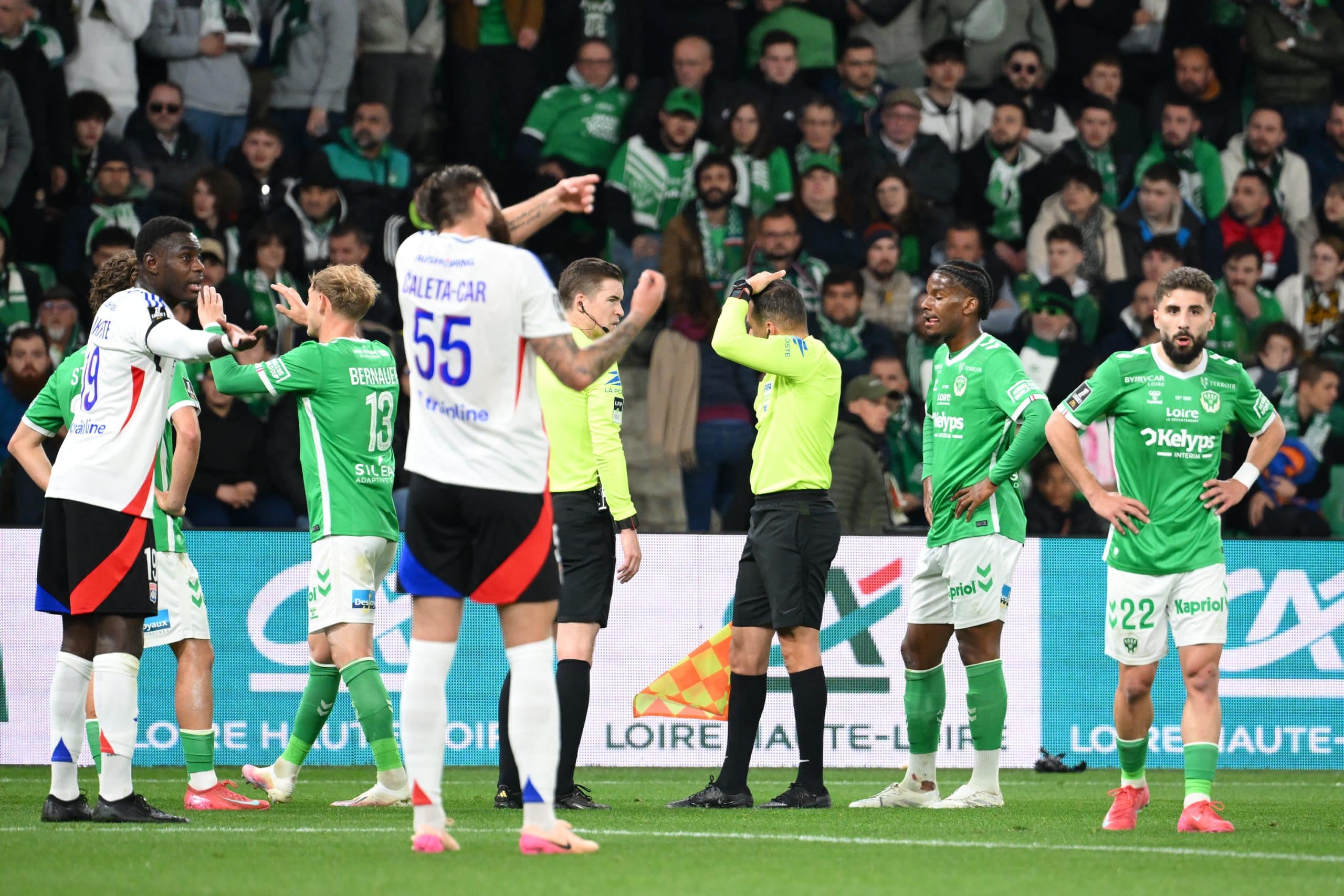 L'arbitre touché lors du derby entre l'ASSE et l'OL.