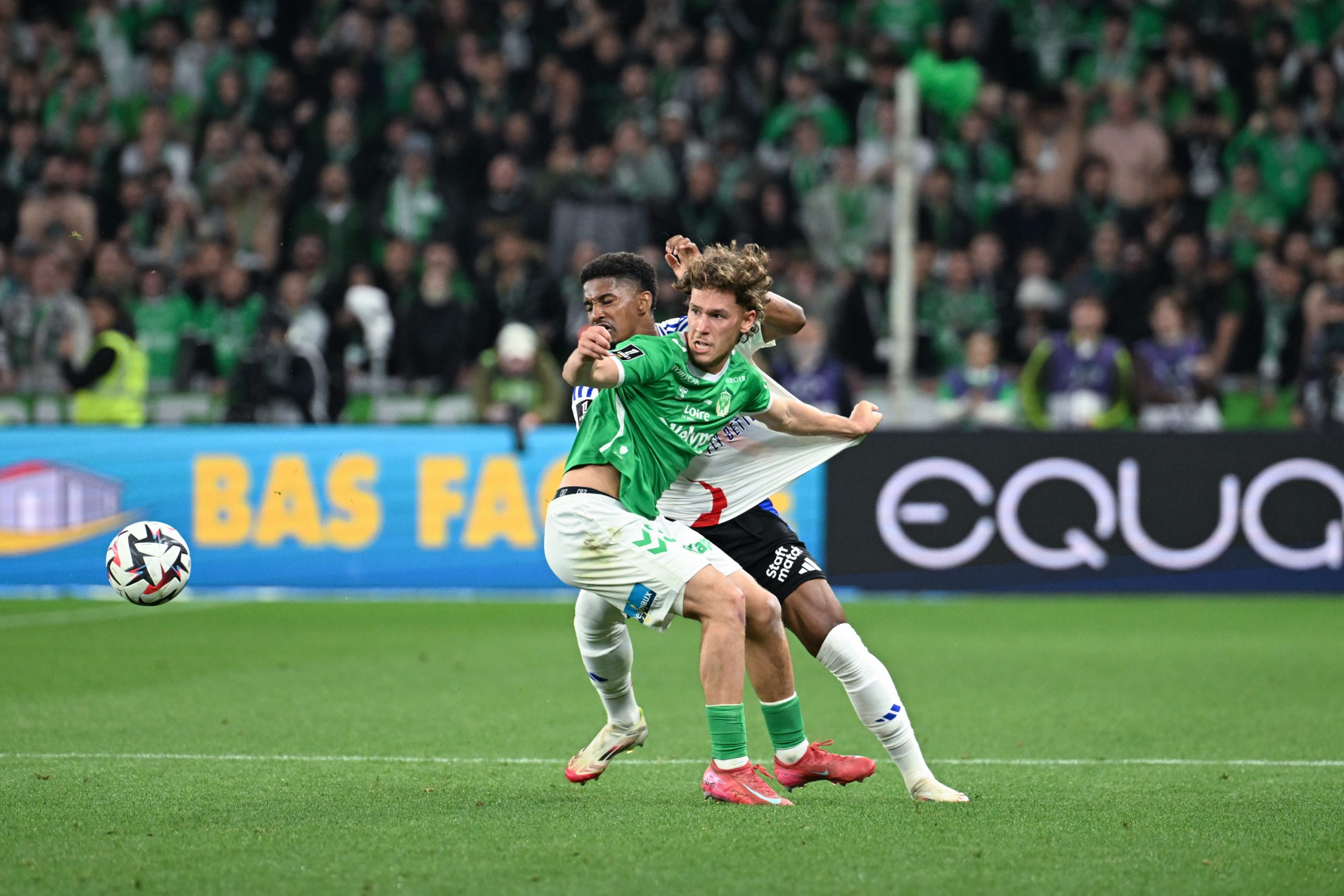 Lucas Stassin en action lors du derby entre l'ASSE et l'OL.