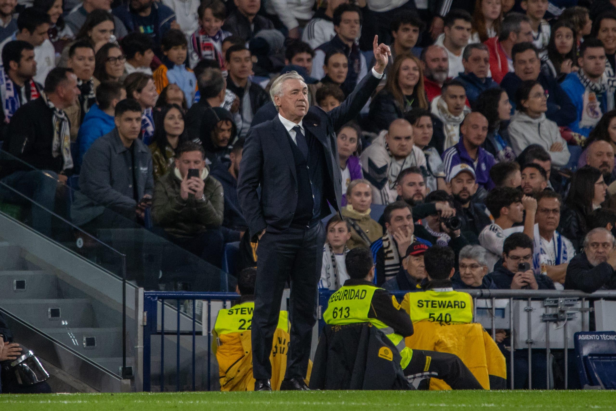 L'entraîneur du Real Madrid, Carlo Ancelotti, donnant ses consignes face à l'Athletic Bilbao.
