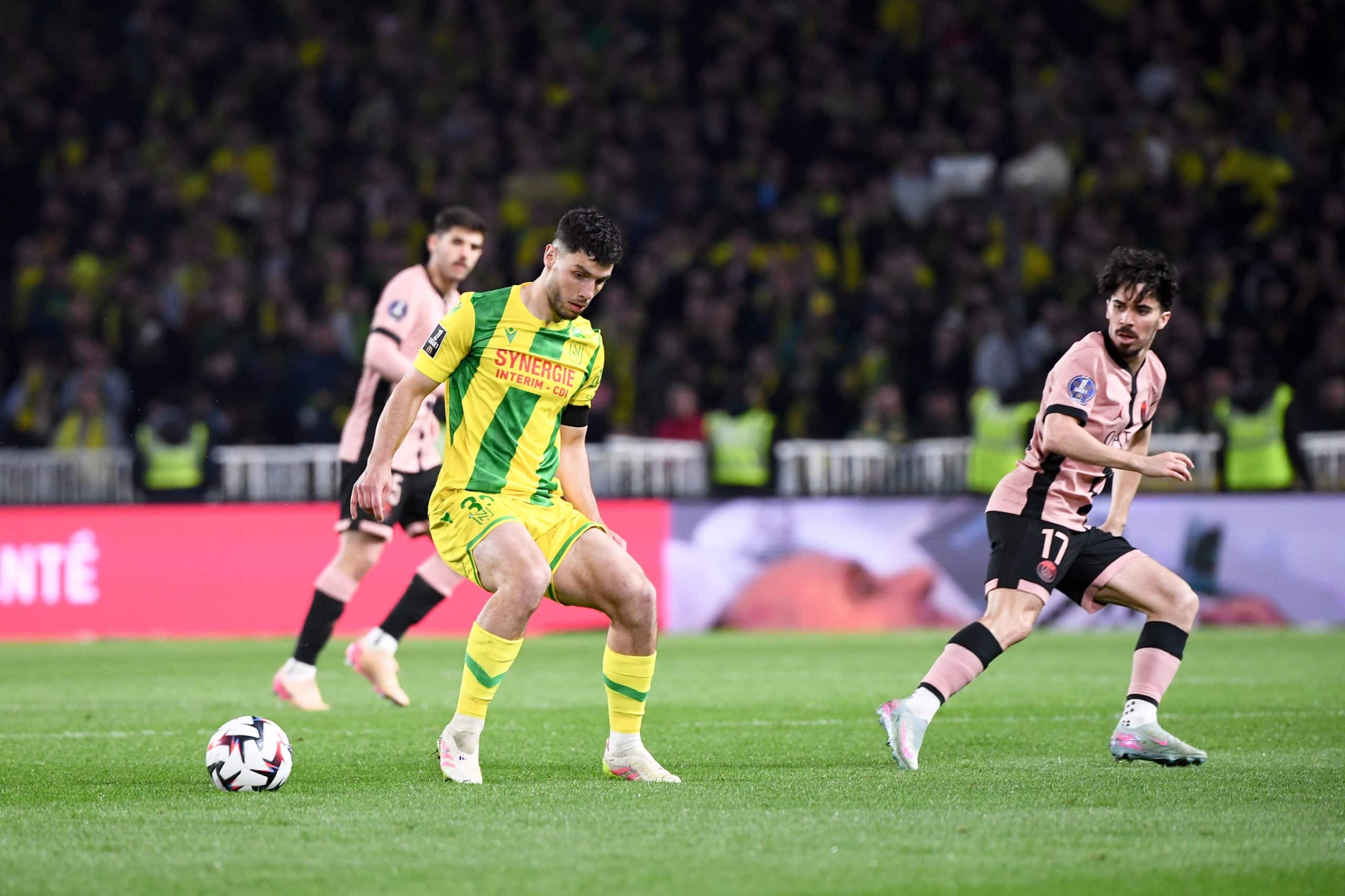 Matthis Abline et Vitinha lors de FC Nantes - PSG