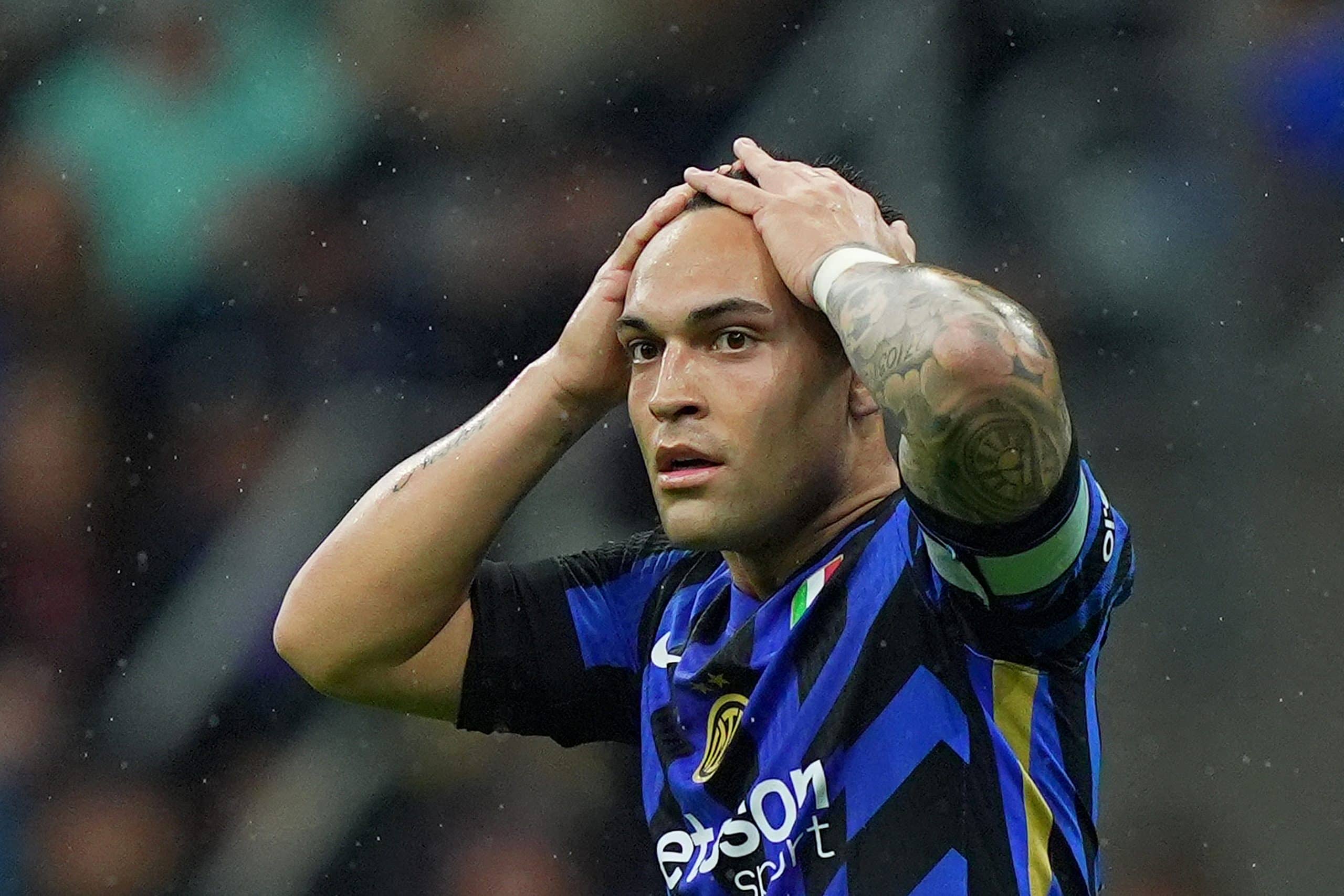 La déception de l'attaquant de l'Inter Milan Lautaro Martinez après une action manquée dans le derby.
