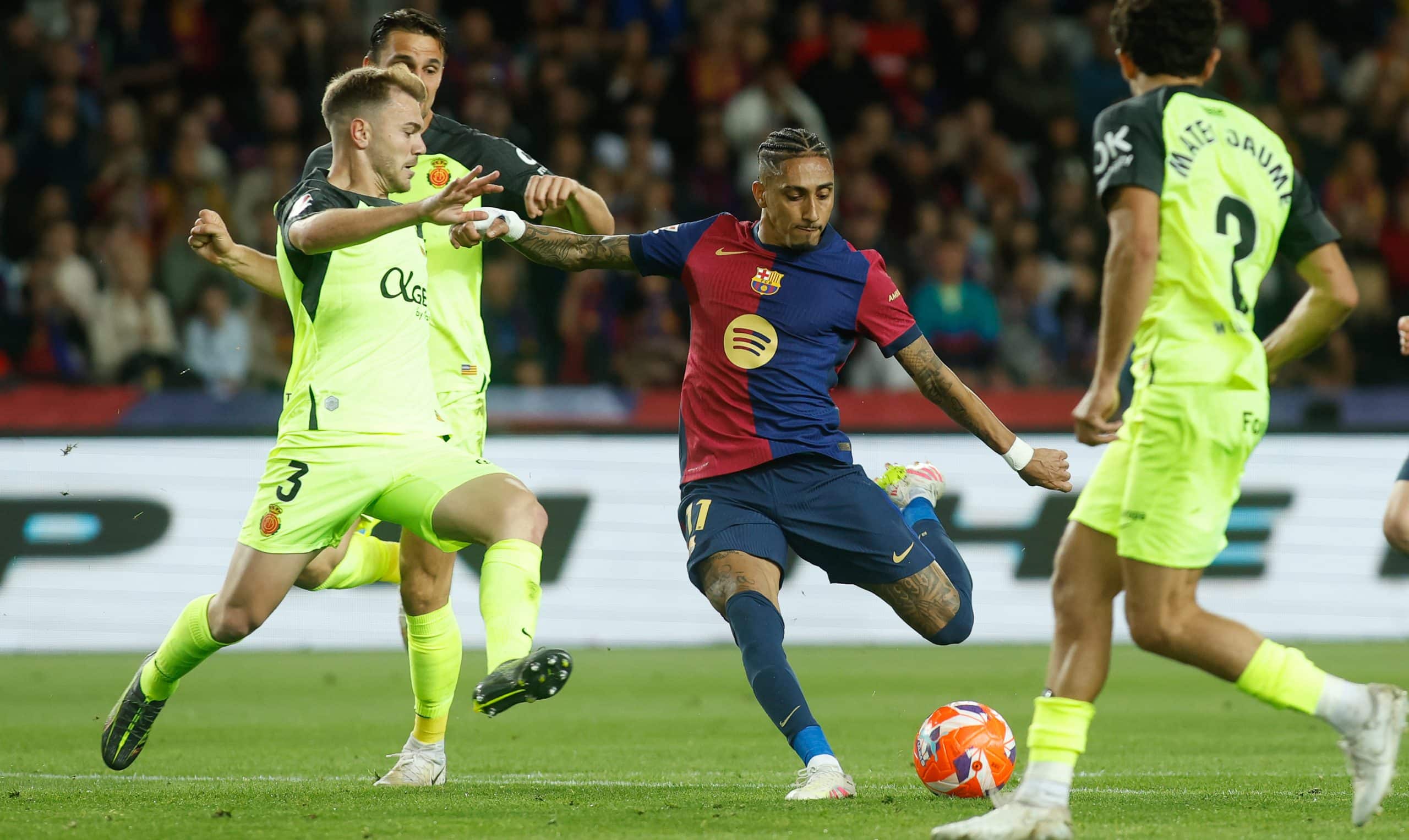 L'ailier du FC Barcelone Raphinha en train de tirer au but.