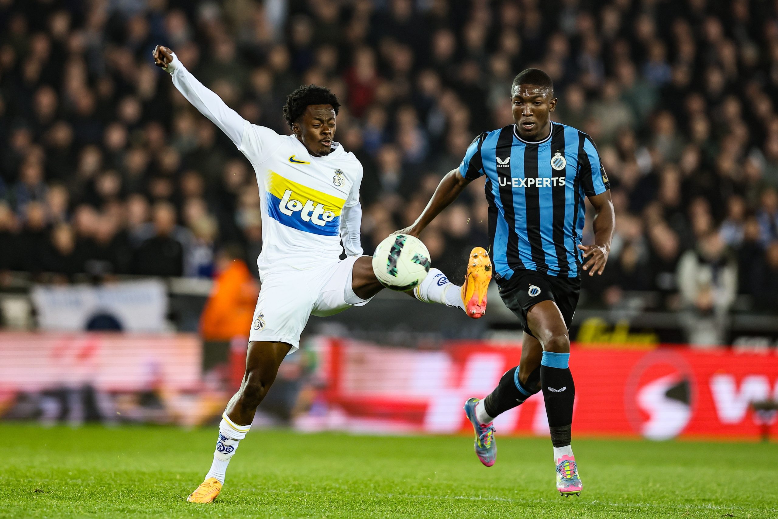 Joel Ordonez (à droite) lors d'un match du Club Bruges en championnat de Belgique.