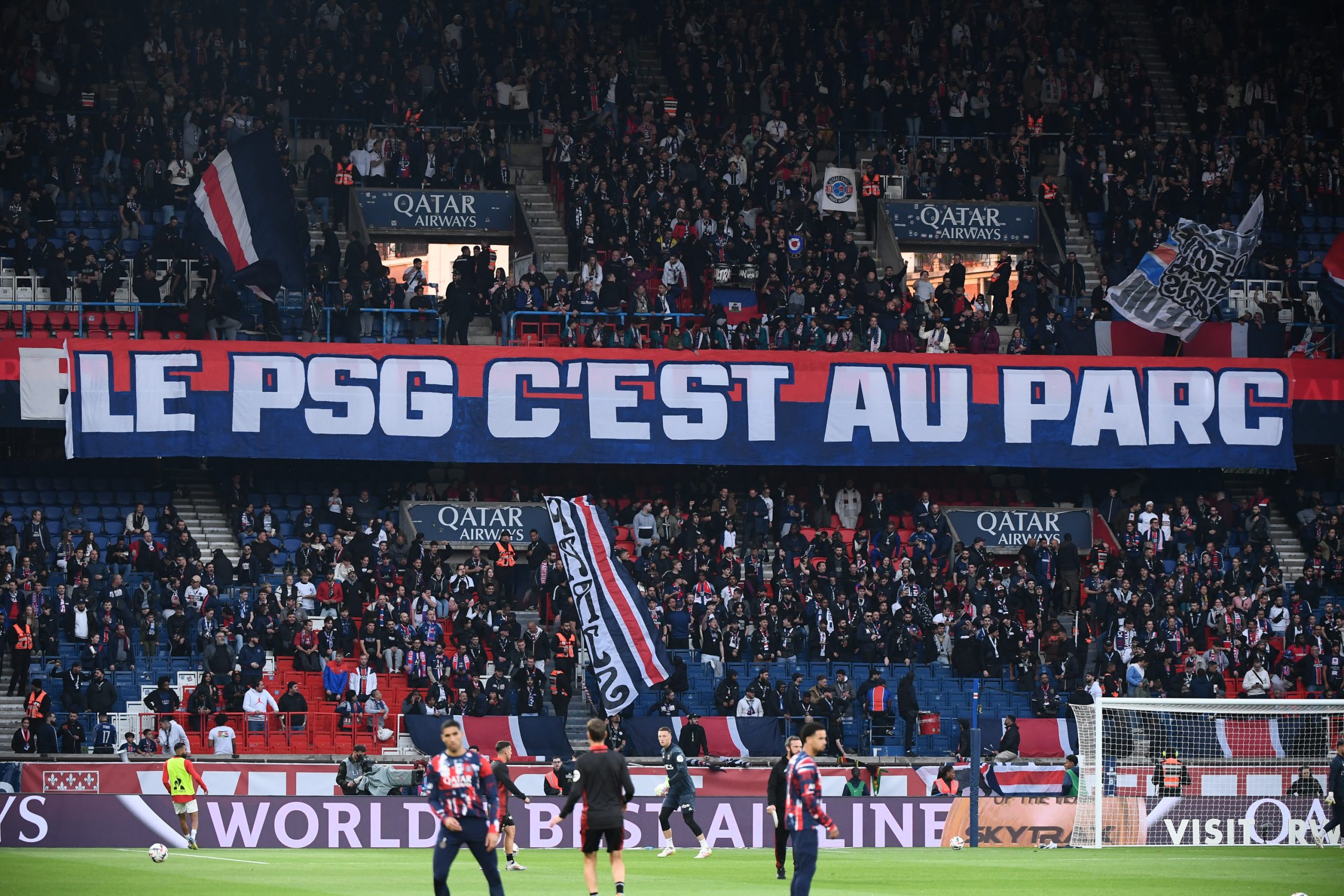 Les ultras du CUP lors de la demi-finale de Champions League contre Arsenal.