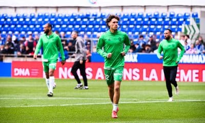 L'attaquant de l'ASSE, Lucas Stassin, à l'échauffement avec un match.