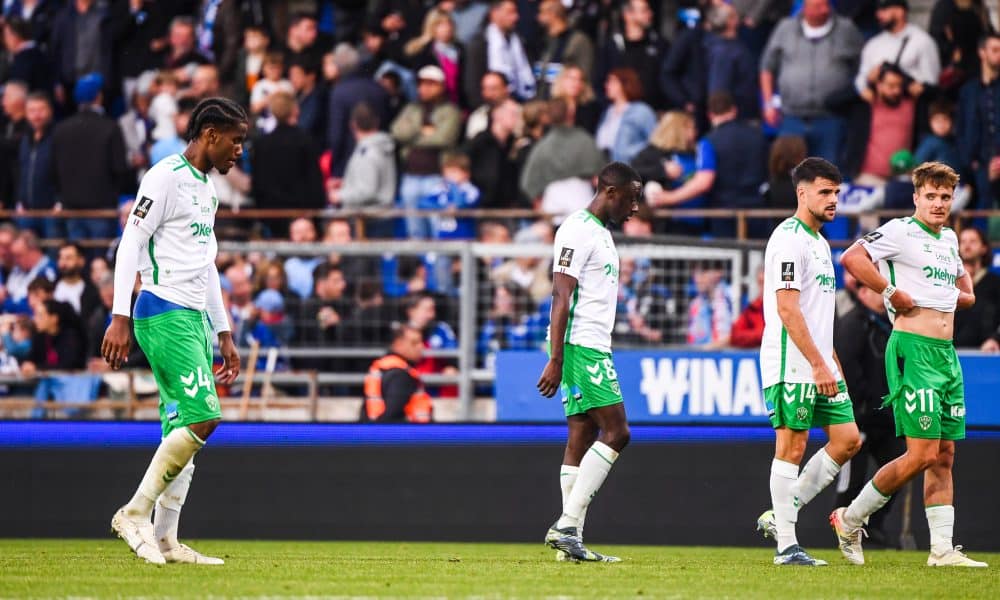 La déception des joueurs de l'ASSE après leur défaite à Strasbourg.
