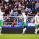 La déception des joueurs de l'ASSE après leur défaite à Strasbourg.