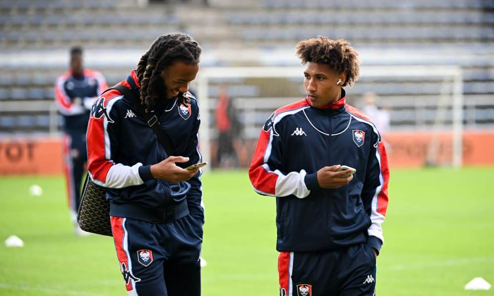 Noé Lebreton, ici à droite aux côtés de son coéquipier au SM Caen Brahim Traoré.