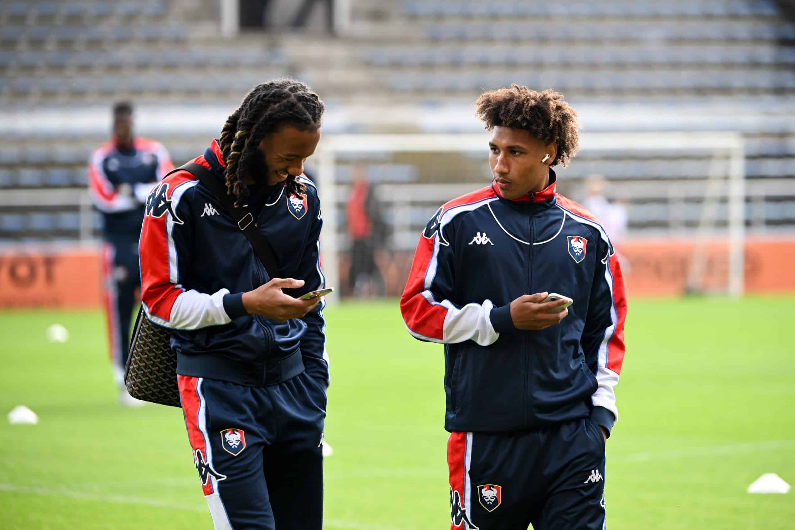Noé Lebreton, ici à droite aux côtés de son coéquipier au SM Caen Brahim Traoré.