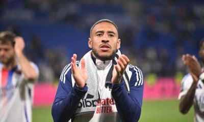Le milieu de l'OL Corentin Tolisso saluant les supporters après la victoire sur Rennes.