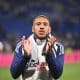 Le milieu de l'OL Corentin Tolisso saluant les supporters après la victoire sur Rennes.