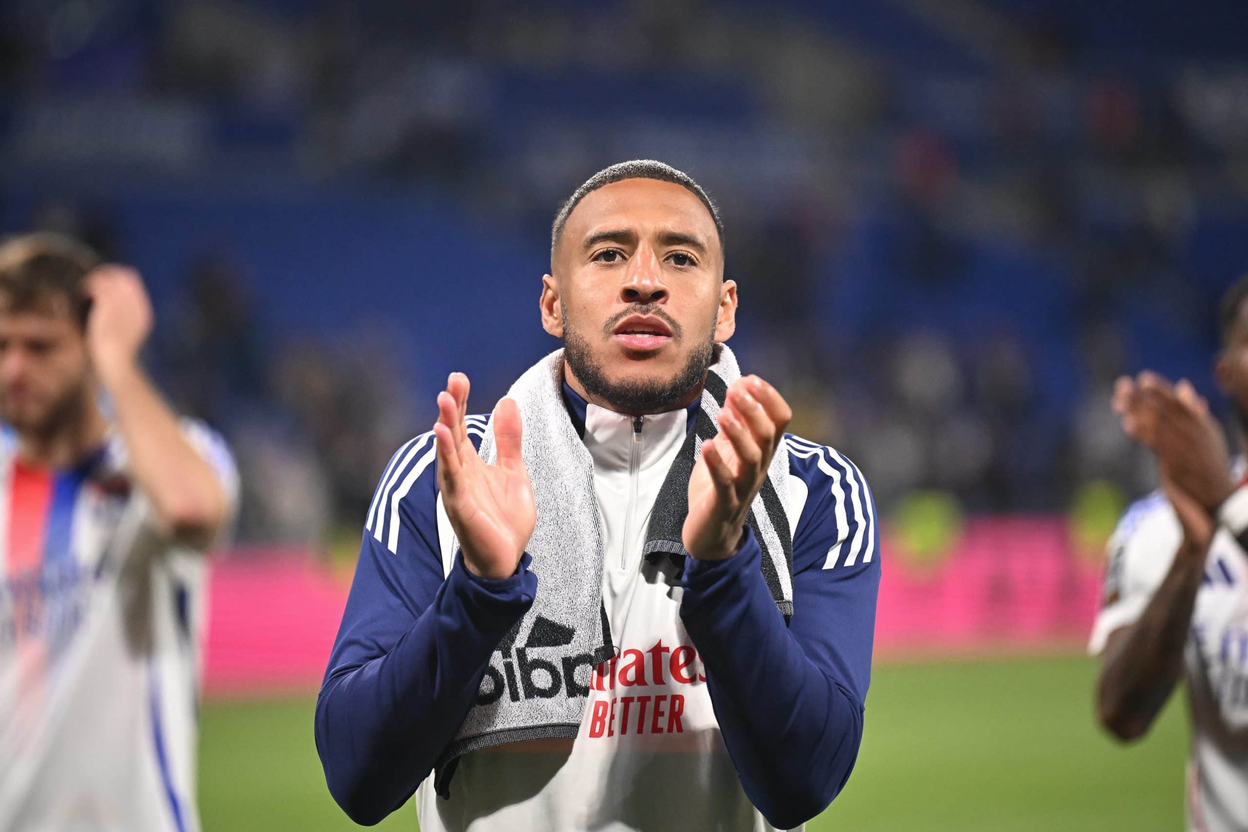 Le milieu de l'OL Corentin Tolisso saluant les supporters après la victoire sur Rennes.