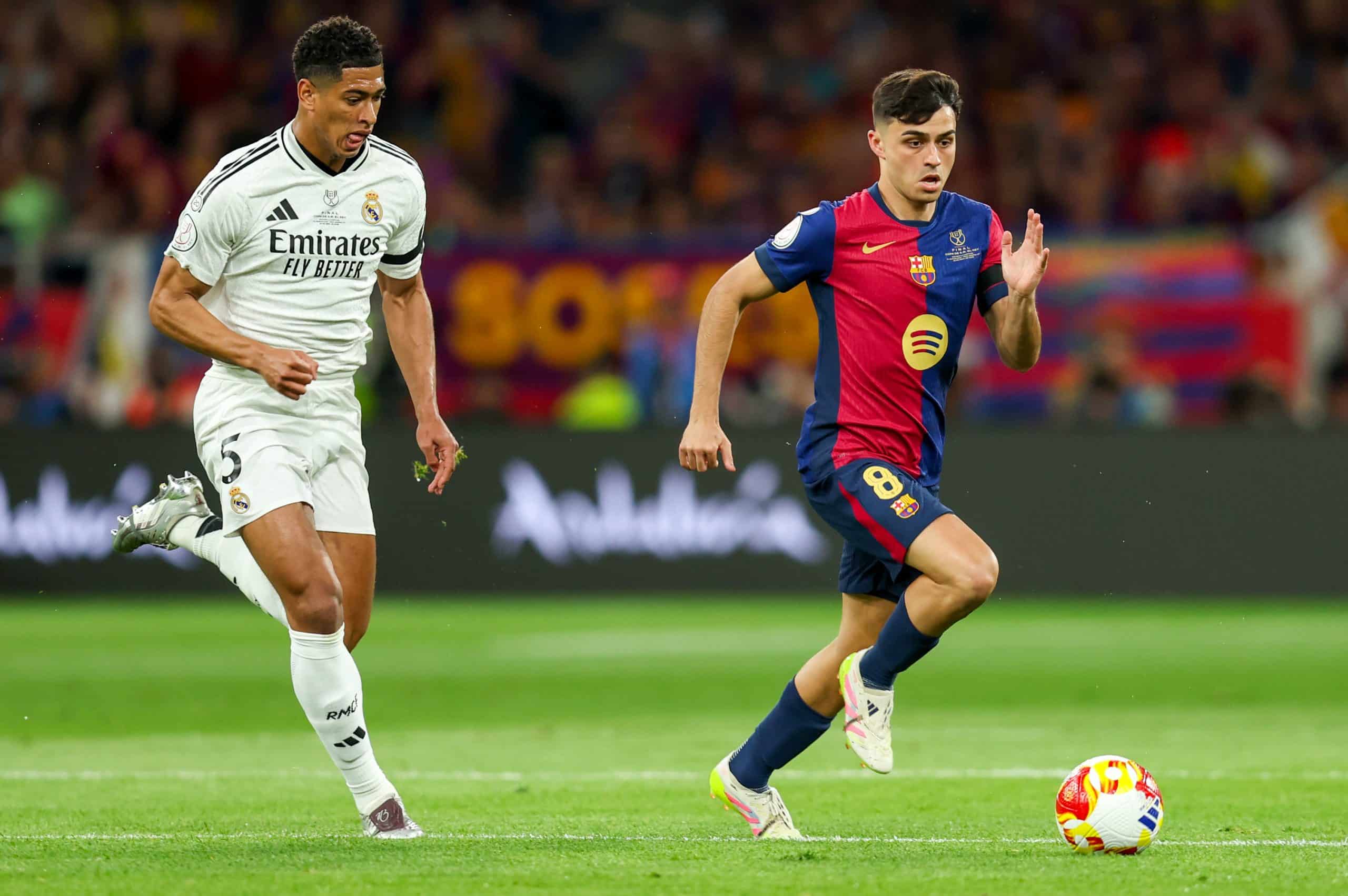 Pedri, le milieu de terrain du FC Barcelone, devant Jude Bellingham du Real Madrid.