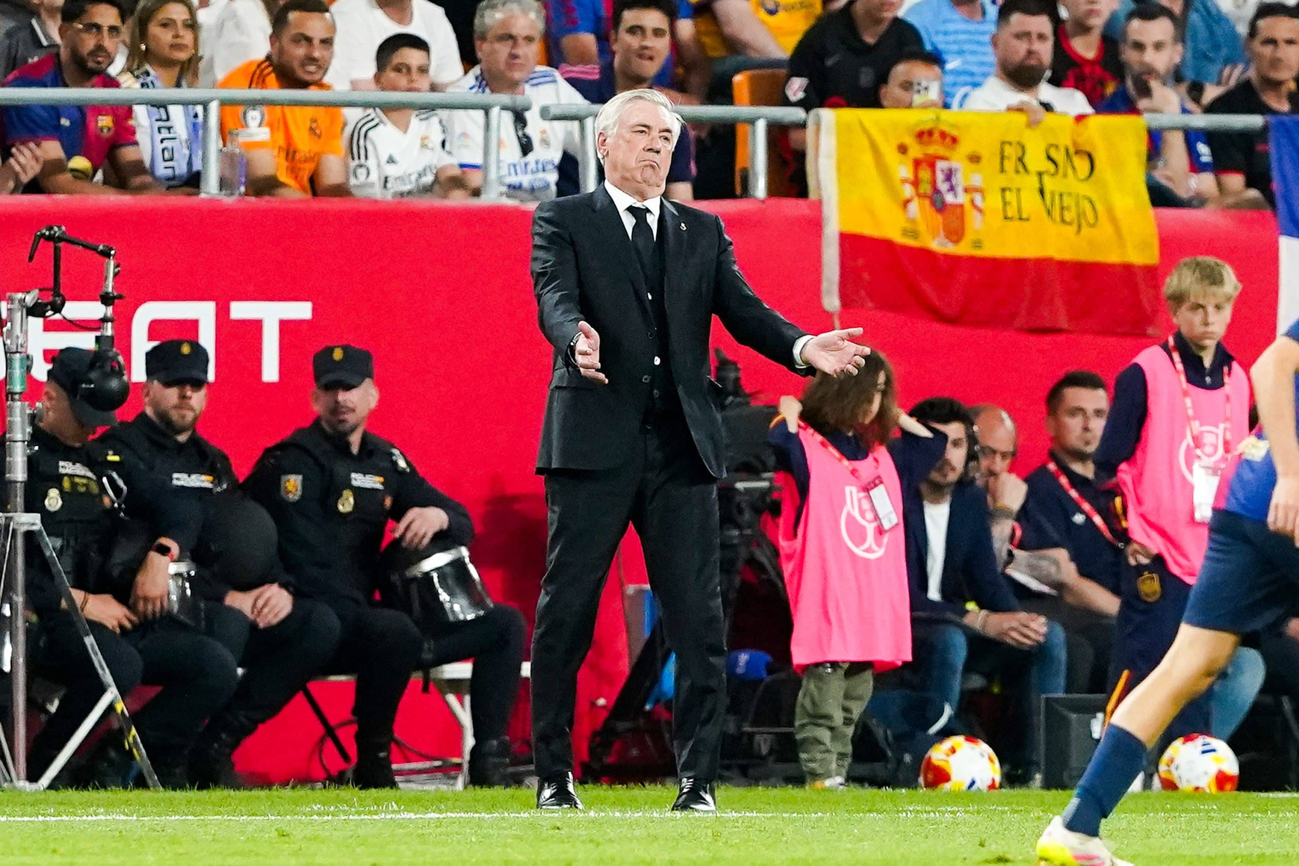 La déception de Carlo Ancelotti lors de la finale de la Coupe du Roi entre son Real Madrid et le FC Barcelone.
