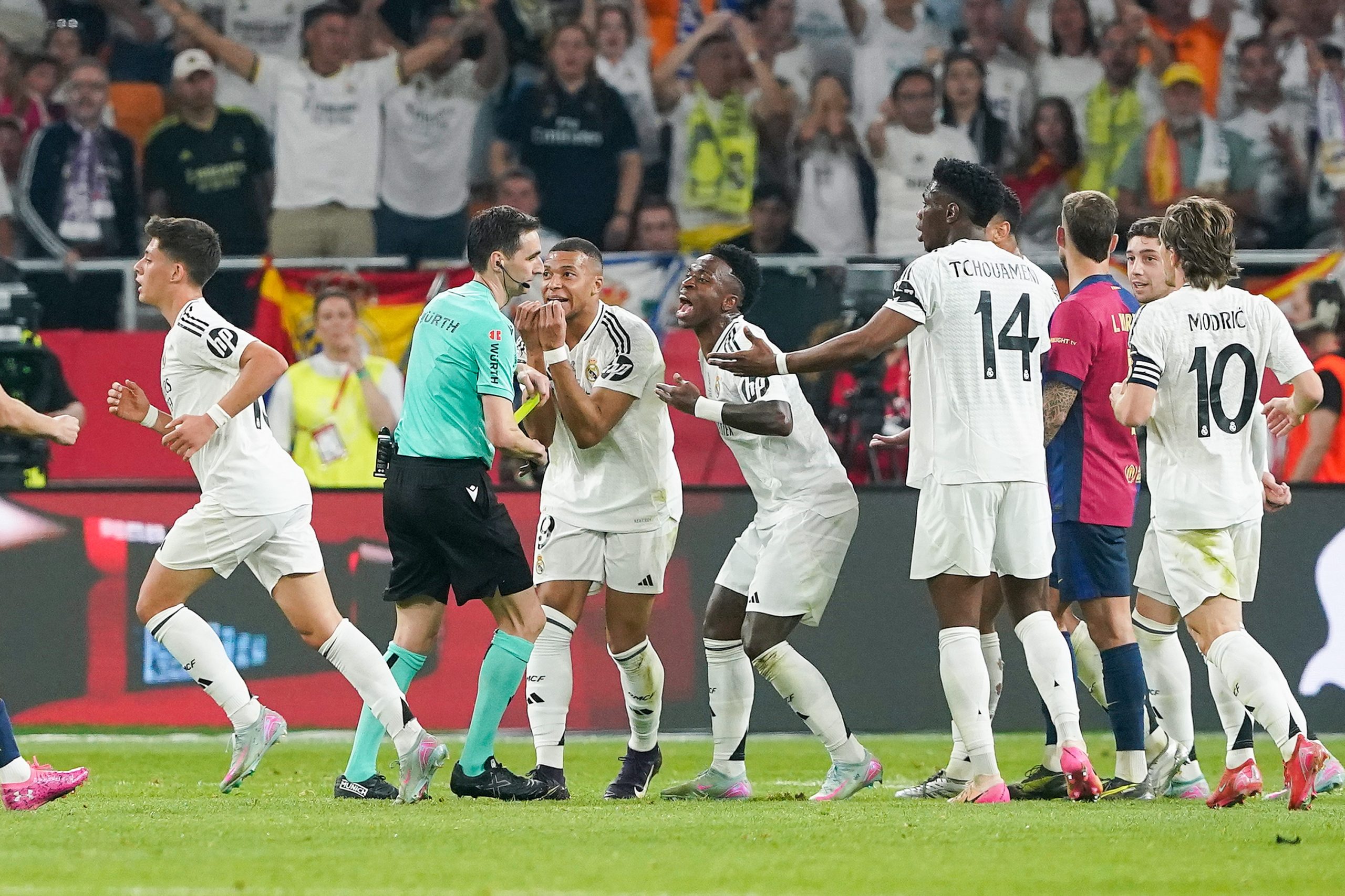 Les joueurs du Real Madrid encerclant l'arbitre du Clasico en finale de la Coupe du Roi.
