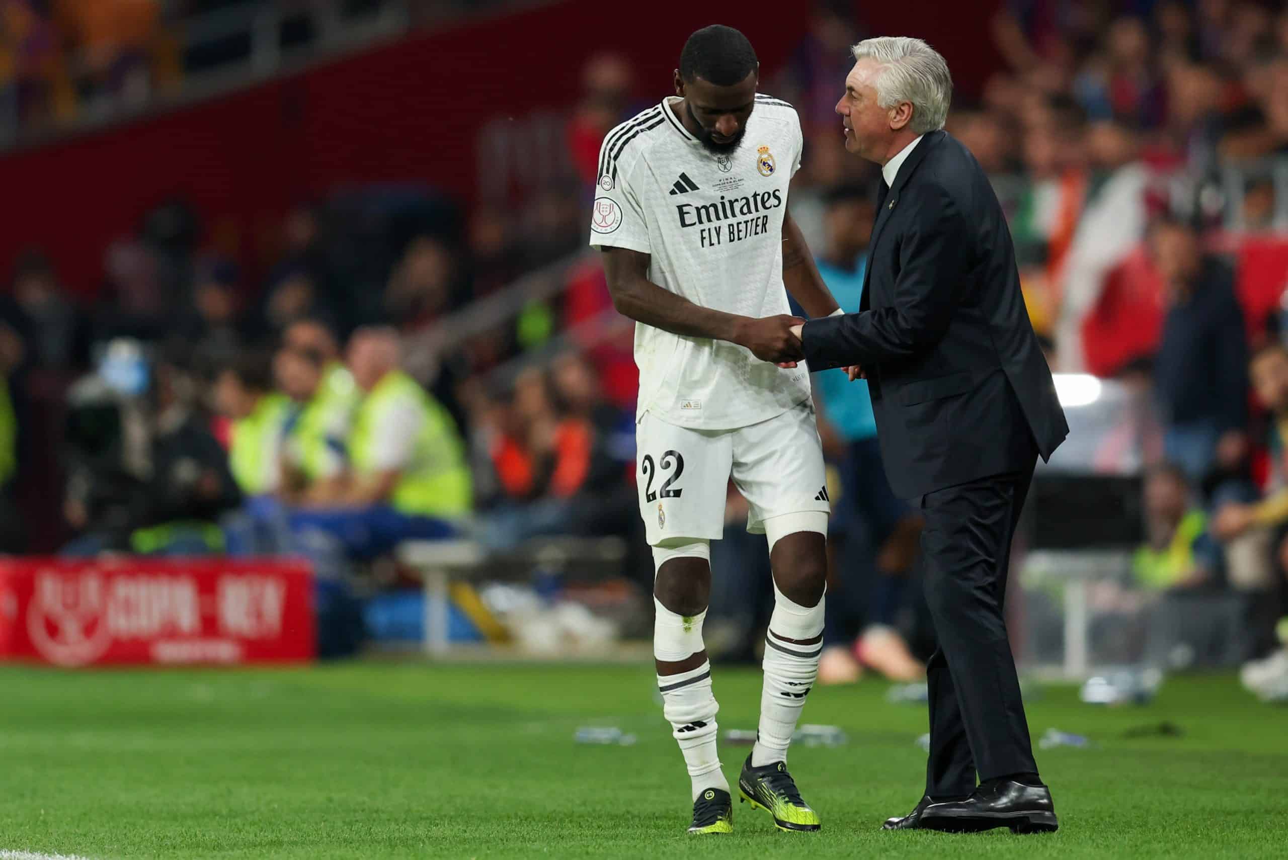 Antonio Rüdiger salué par Carlo Ancelotti lors de la finale de la Coupe du Roi entre le Real Madrid et le FC Barcelone.