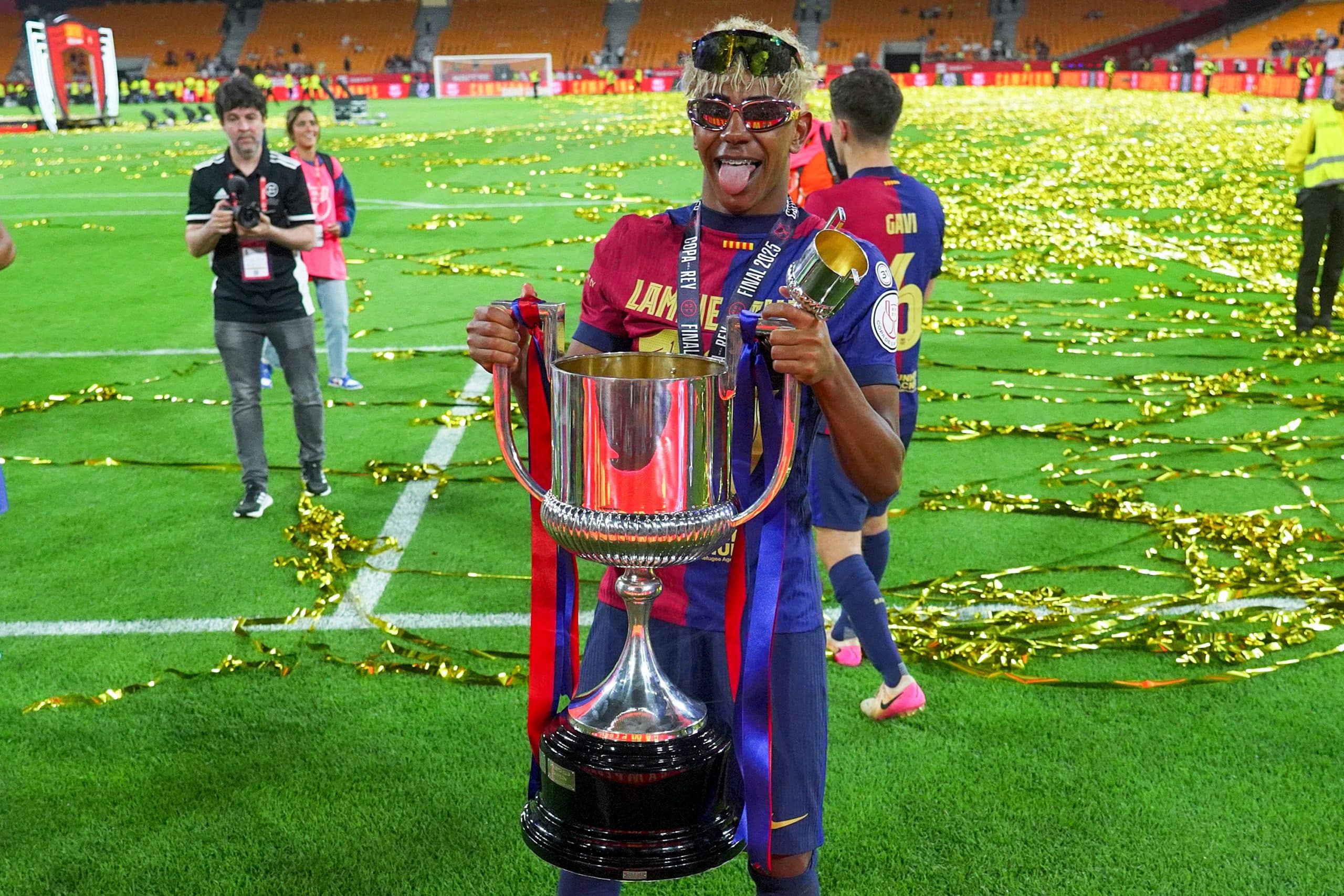 L'ailier du FC Barcelone Lamine Yamal avec la Coupe du Roi, suite à la victoire sur le Real Madrid (3-2 a.p.).