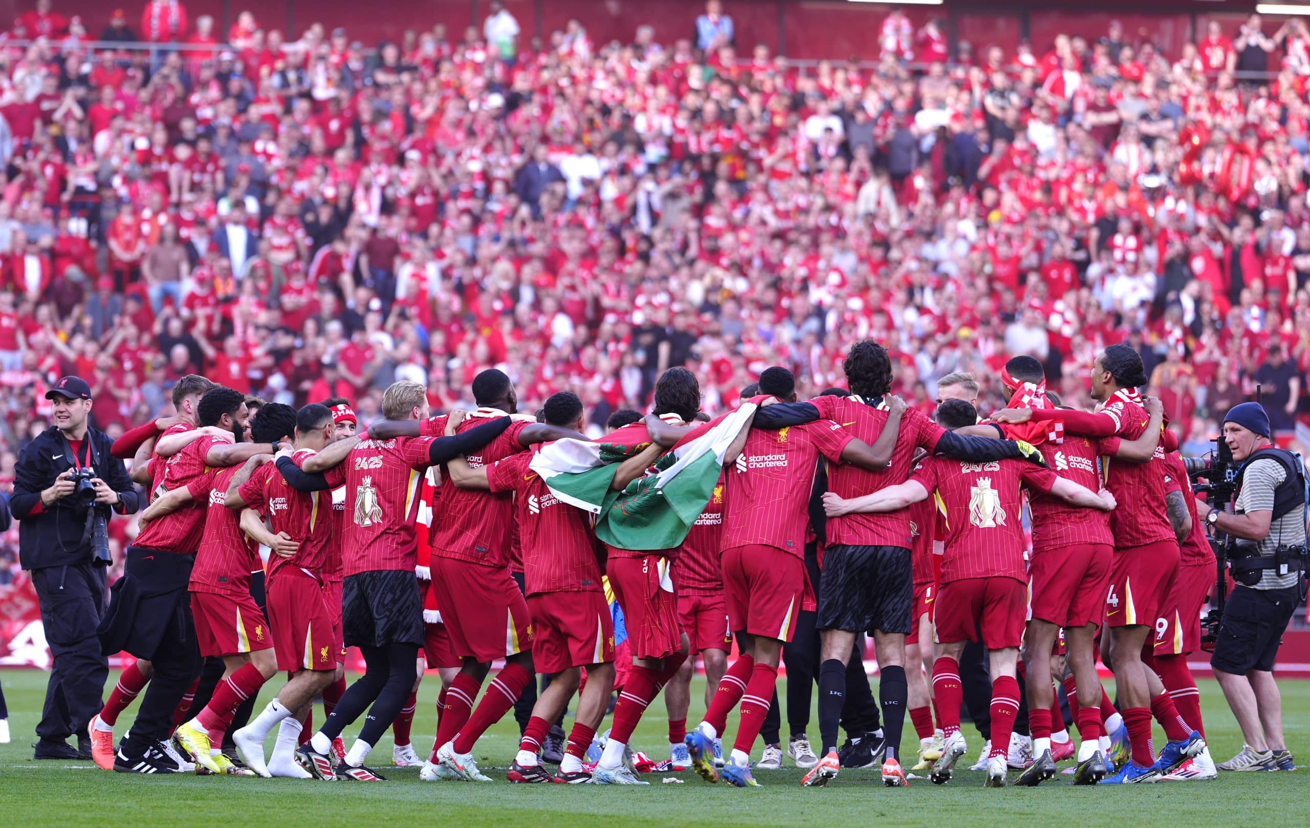 La joie des joueurs de Liverpool après leur titre de champion d'Angleterre.
