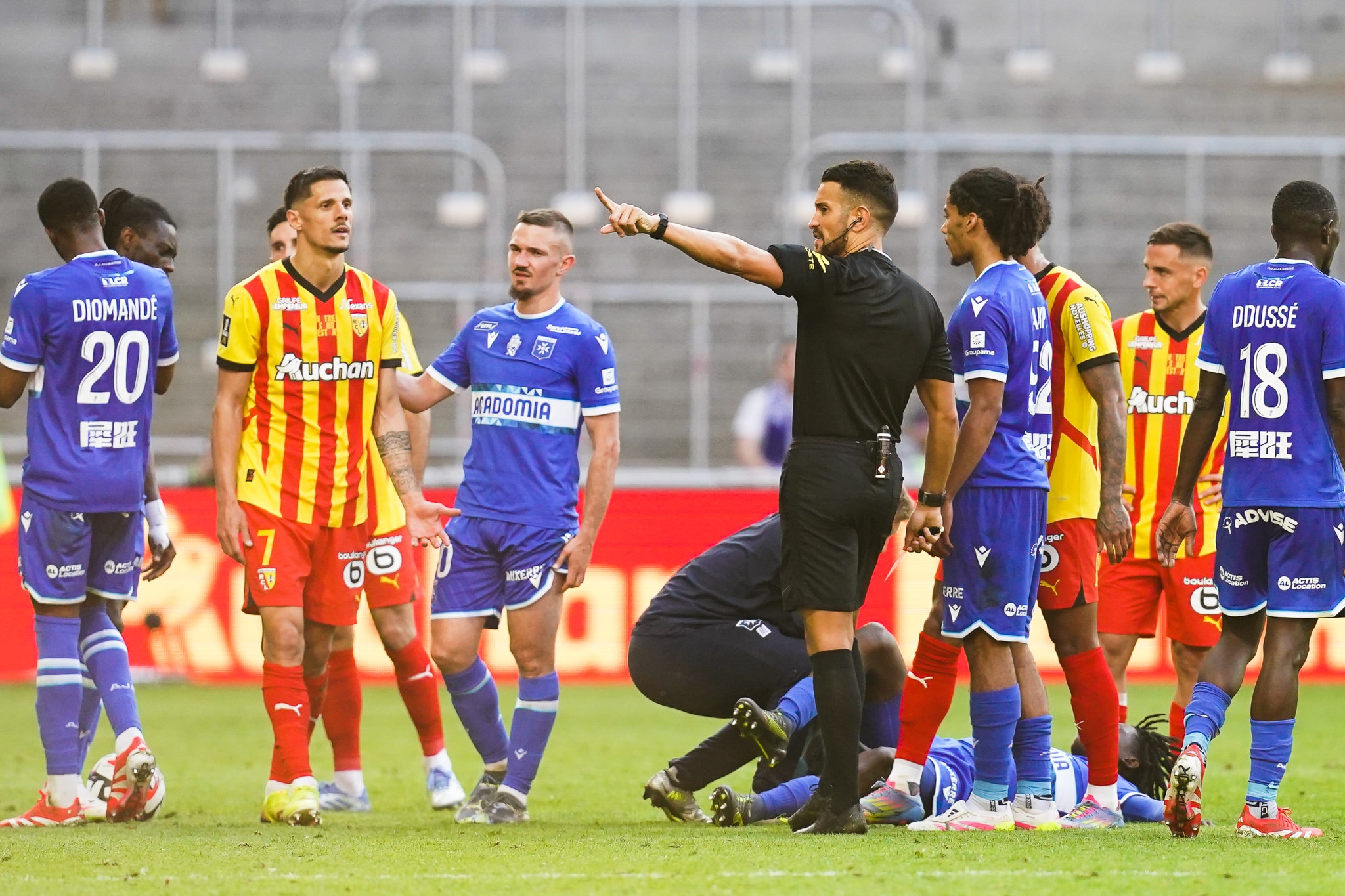 Florian Sotoca a été expulsé lors du match entre le RC Lens et l'AJ Auxerre.