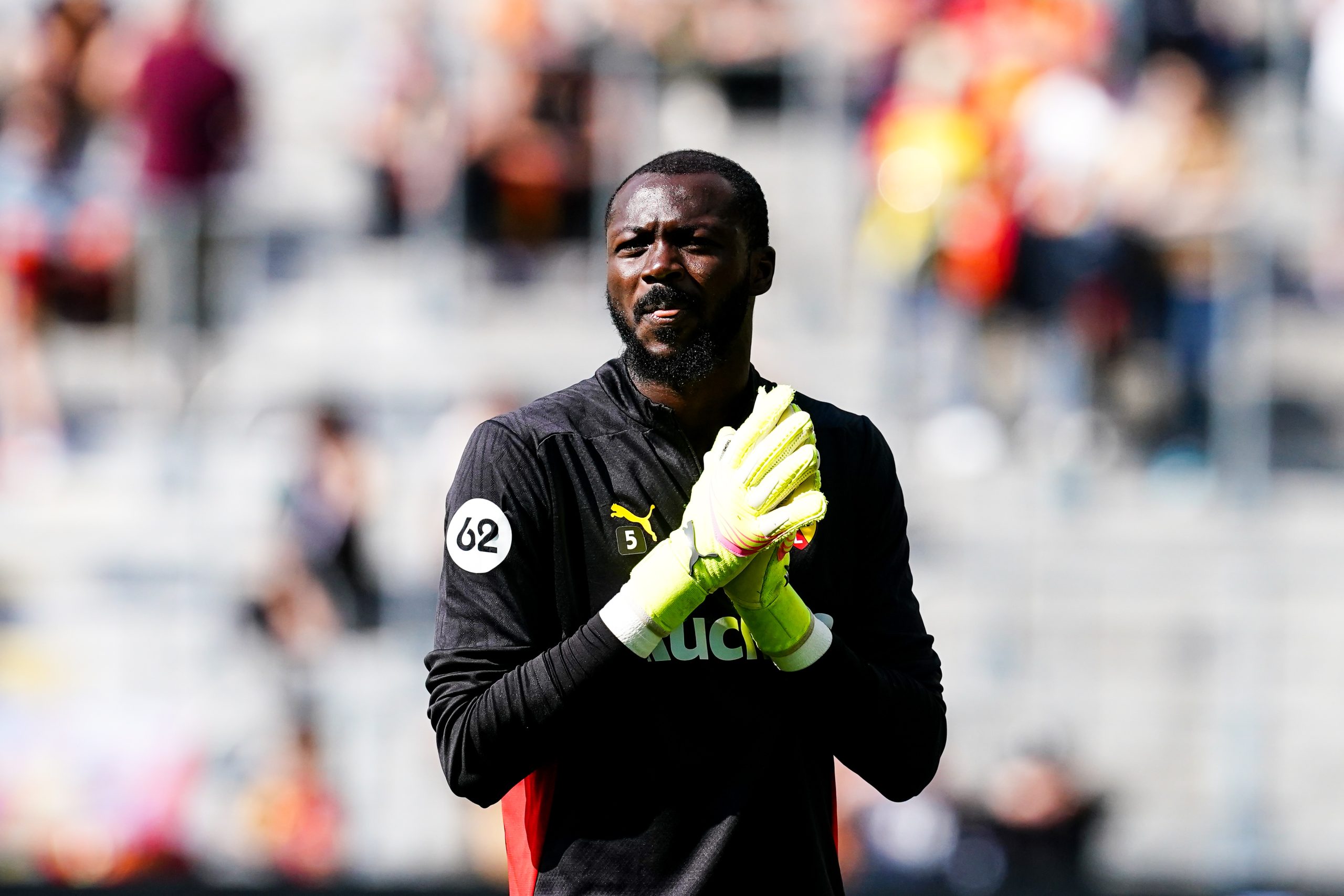 Hervé Koffi lors d'un échauffement avec le RC Lens la saison passée.