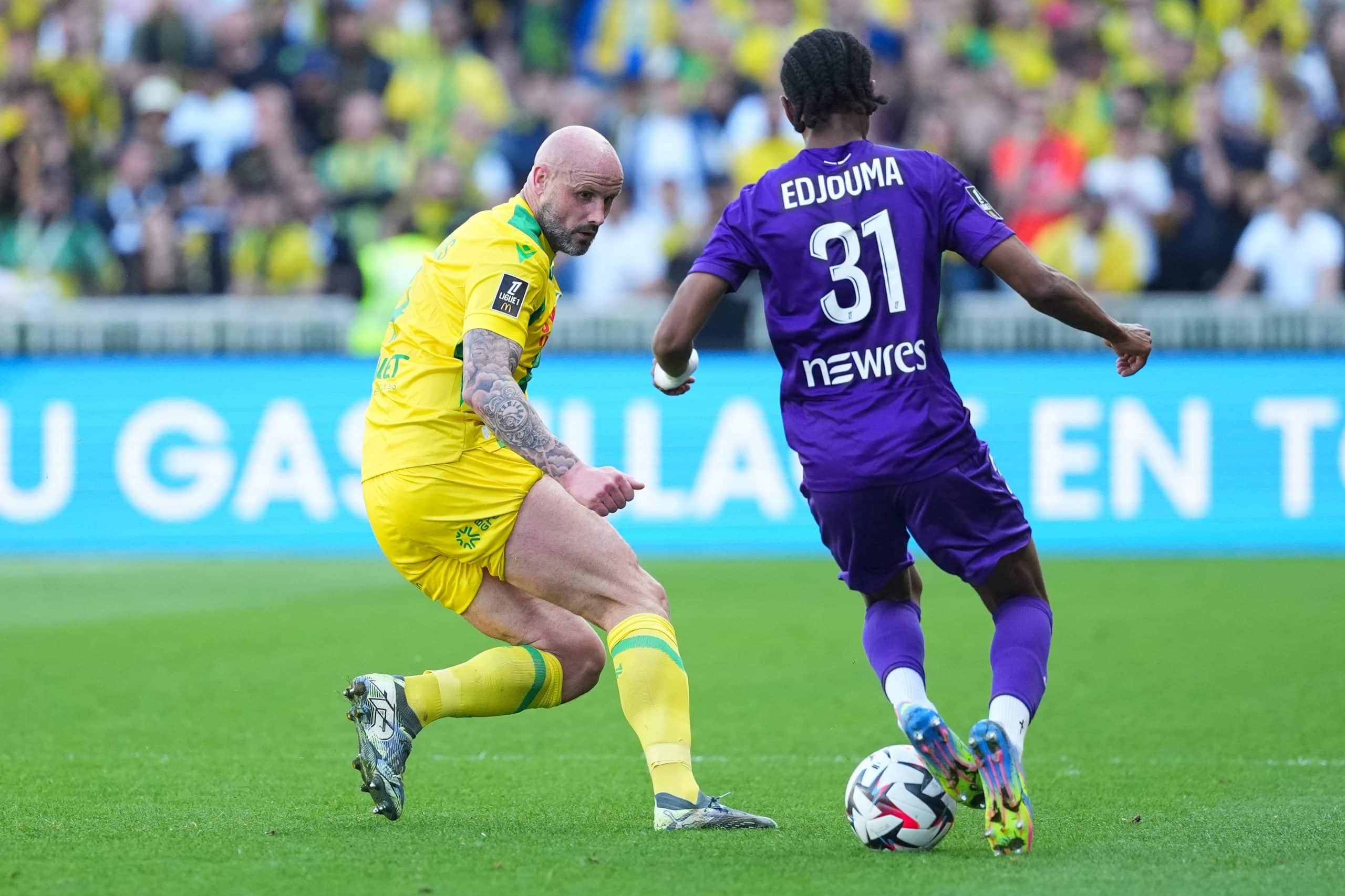 Le défenseur du FC Nantes Nicolas Pallois face au Toulousains Edjouma.