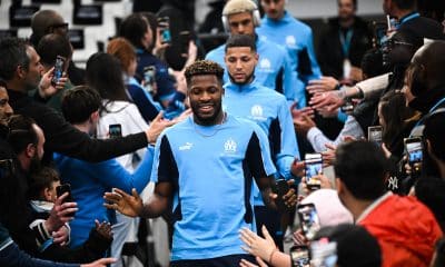 L'attaquant de l'OM Faris Moumbagna saluant les supporters avant un match contre Brest.
