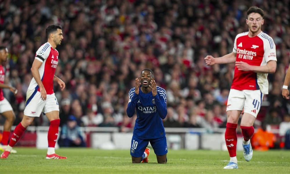 Ousmane Dembélé déçu après une occasion ratée lors d'Arsenal-PSG.