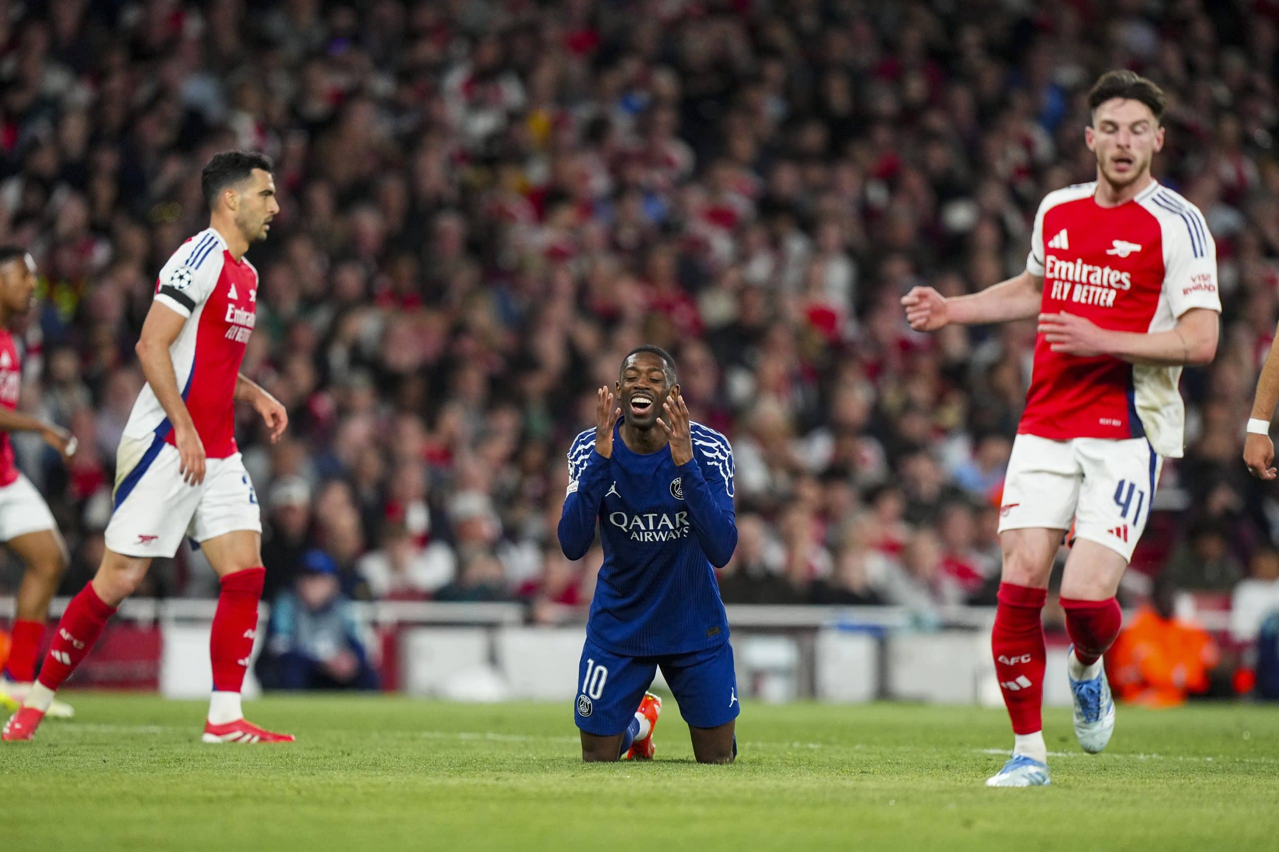 Ousmane Dembélé déçu après une occasion ratée lors d'Arsenal-PSG.