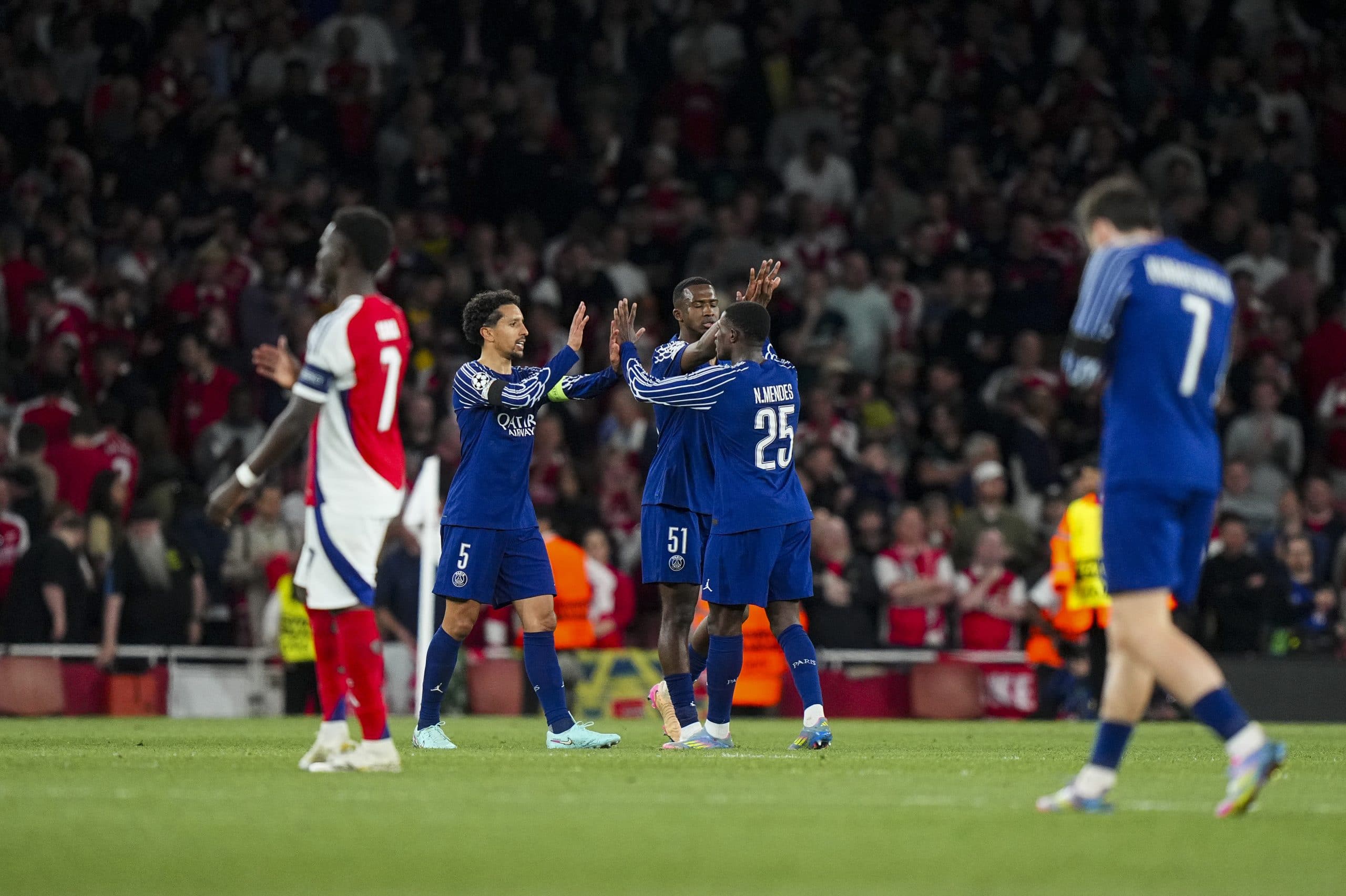 La joie des joueurs du PSG qui viennent de battre Arsenal.
