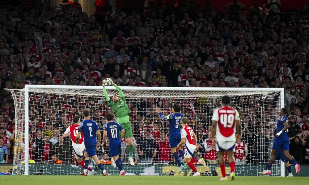 Le gardien du PSG Gianluigi Donnarumma captant un ballon dans les airs lors du match contre Arsenal.