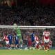 Le gardien du PSG Gianluigi Donnarumma captant un ballon dans les airs lors du match contre Arsenal.