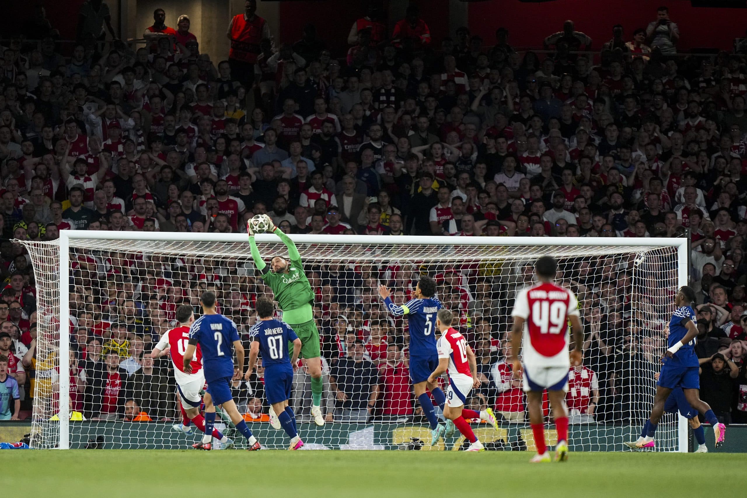 Le gardien du PSG Gianluigi Donnarumma captant un ballon dans les airs lors du match contre Arsenal.