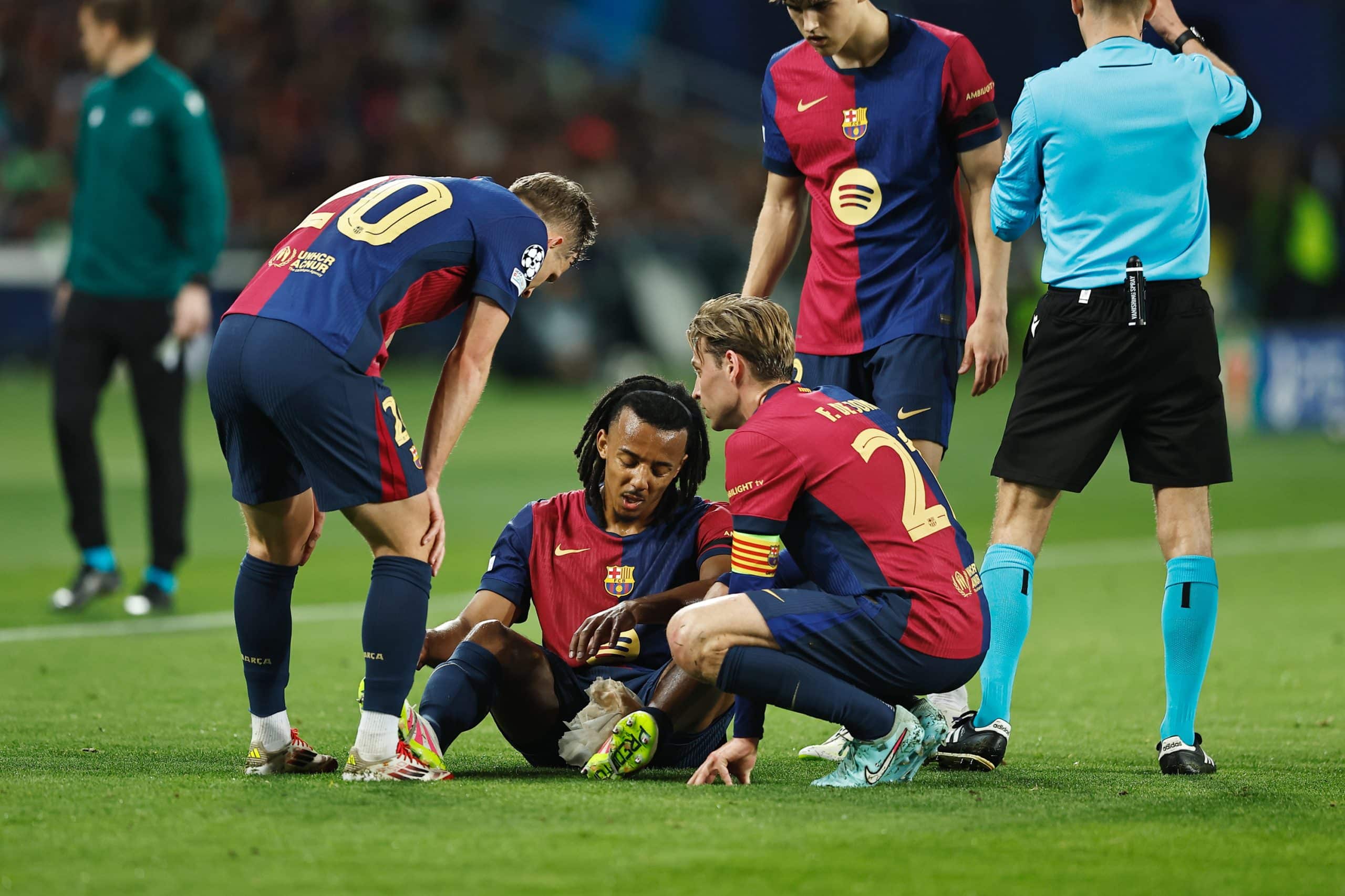 Jules Koundé au sol lors de FC Barcelone - Inter Milan