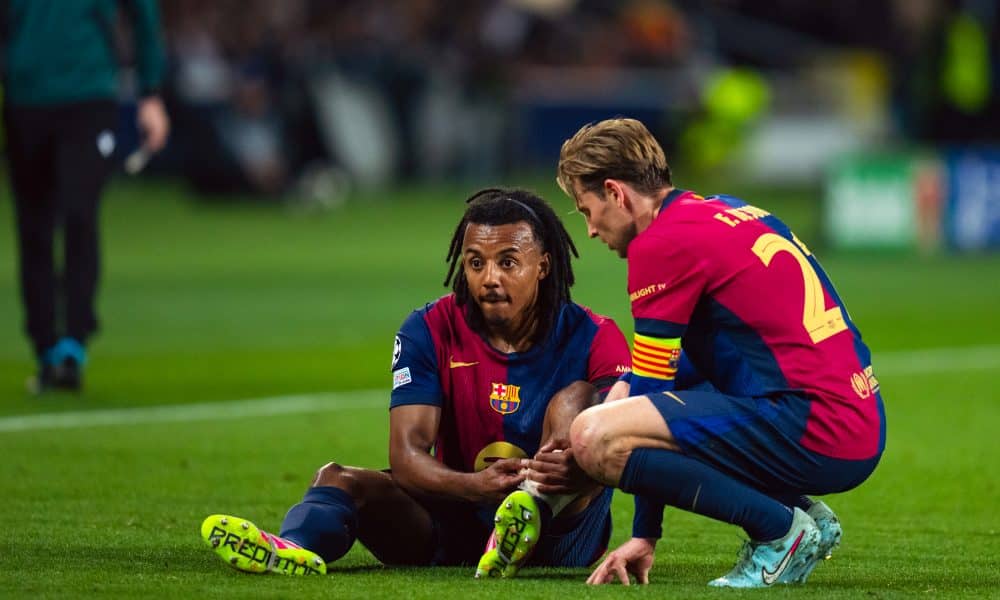 Jules Koundé réconforté par Frenkie De Jong au moment de sa sortie sur blessure.