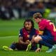 Jules Koundé réconforté par Frenkie De Jong au moment de sa sortie sur blessure.