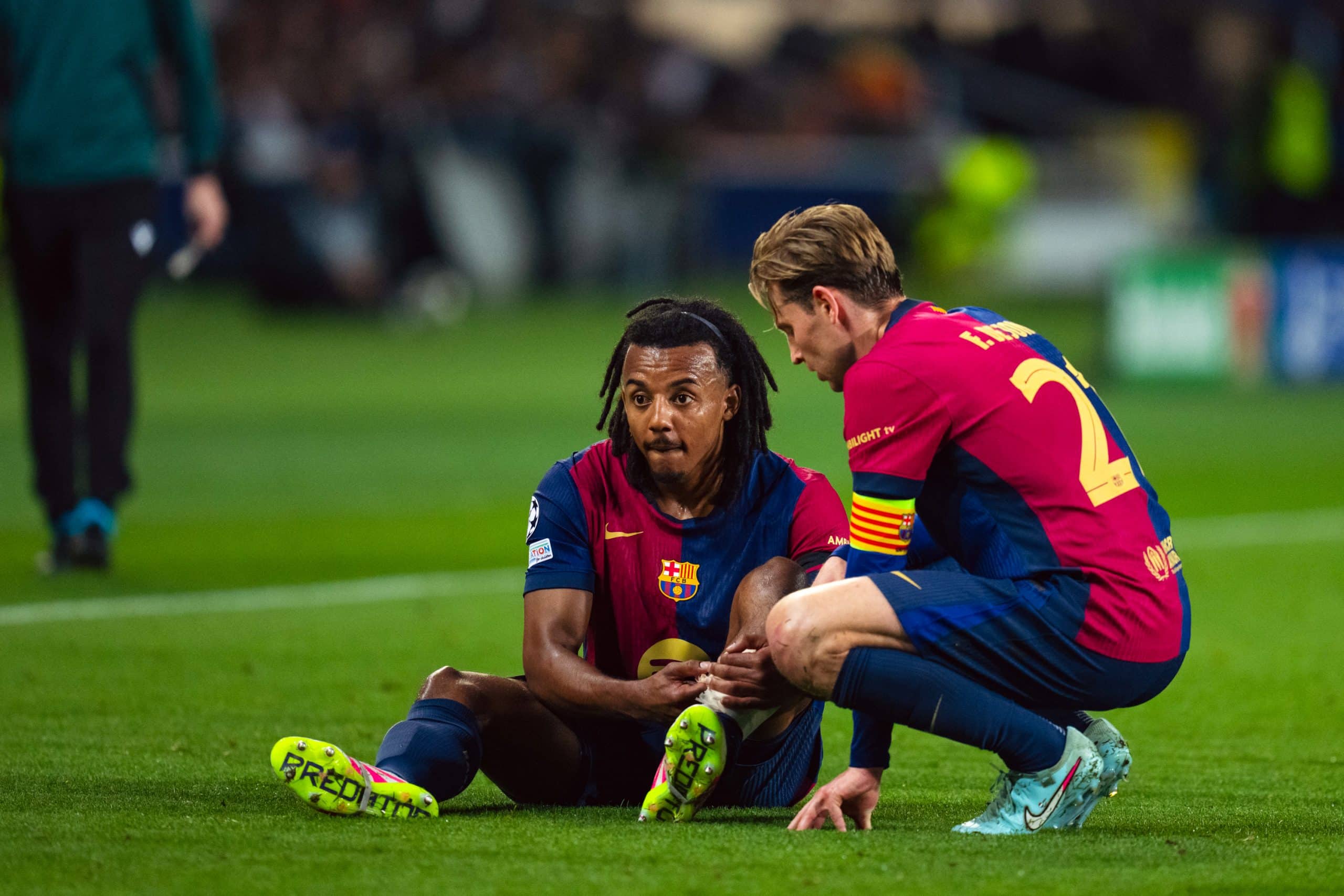 Jules Koundé réconforté par Frenkie De Jong au moment de sa sortie sur blessure.