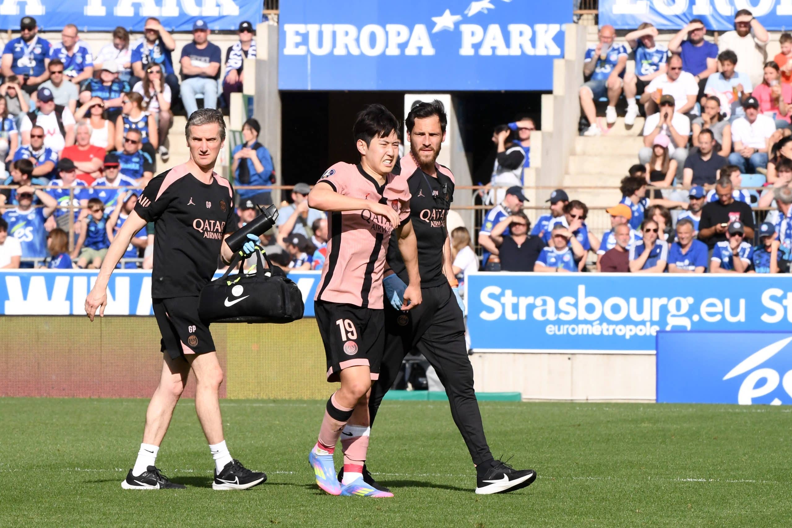 Kang-In Lee sortant grimaçant lors de RC Strasbourg - PSG