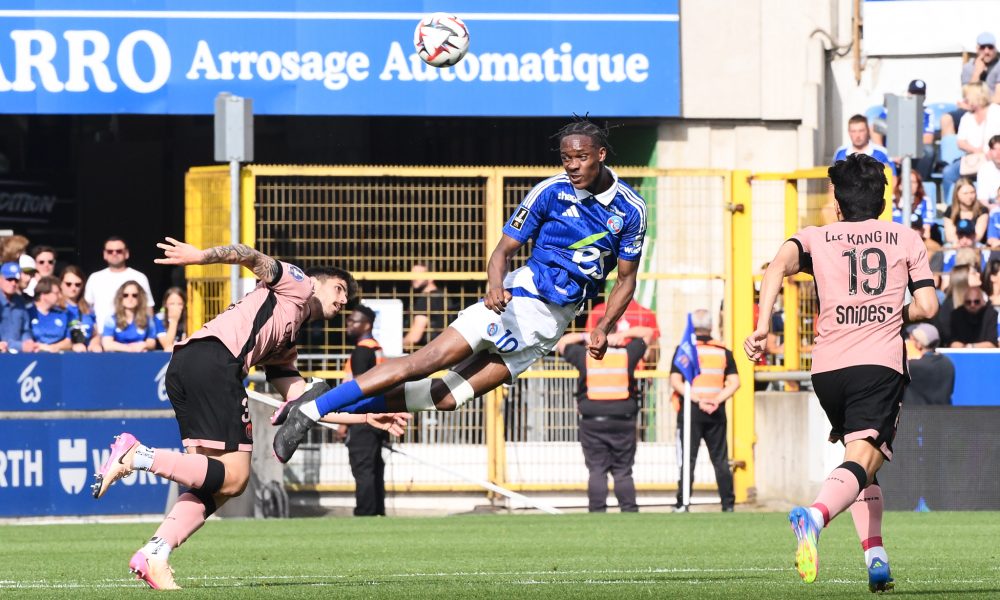 L'attaquant strasbourgeois Emanuel Emegha face au PSG.