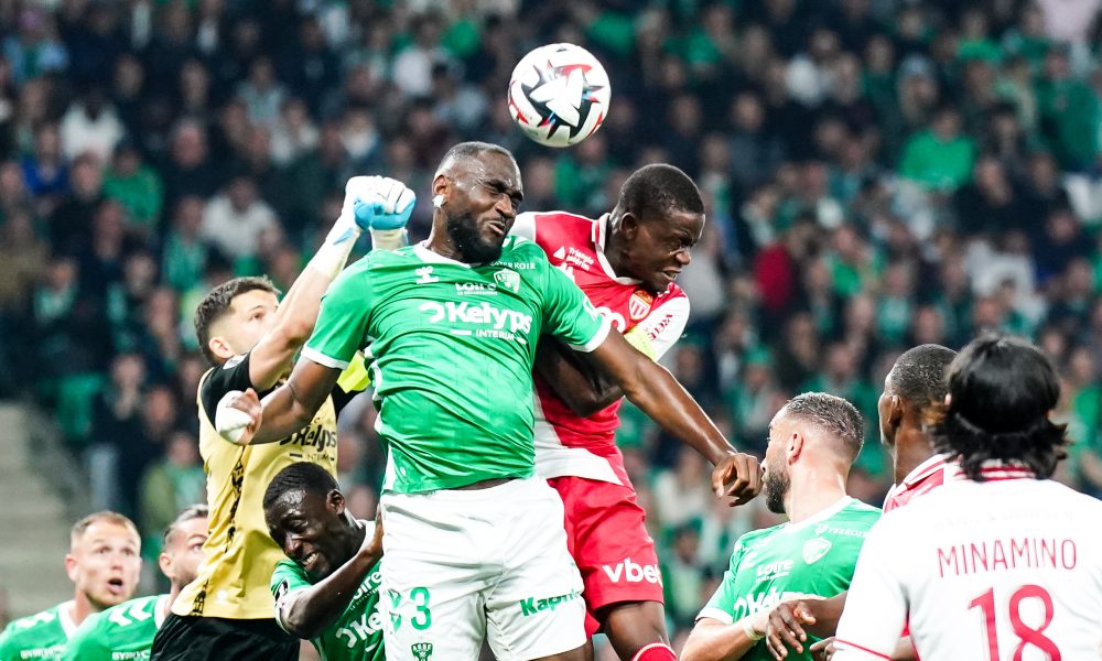 Le défenseur de l'ASSE Mickaël Nadé à la lutte dans un duel aérien lors d'un match contre Monaco.